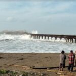 RADIO NEWS 71 Nelayan Sukabumi Terjebak Gelombang Tinggi di Bekas Dermaga, 3 Hilang