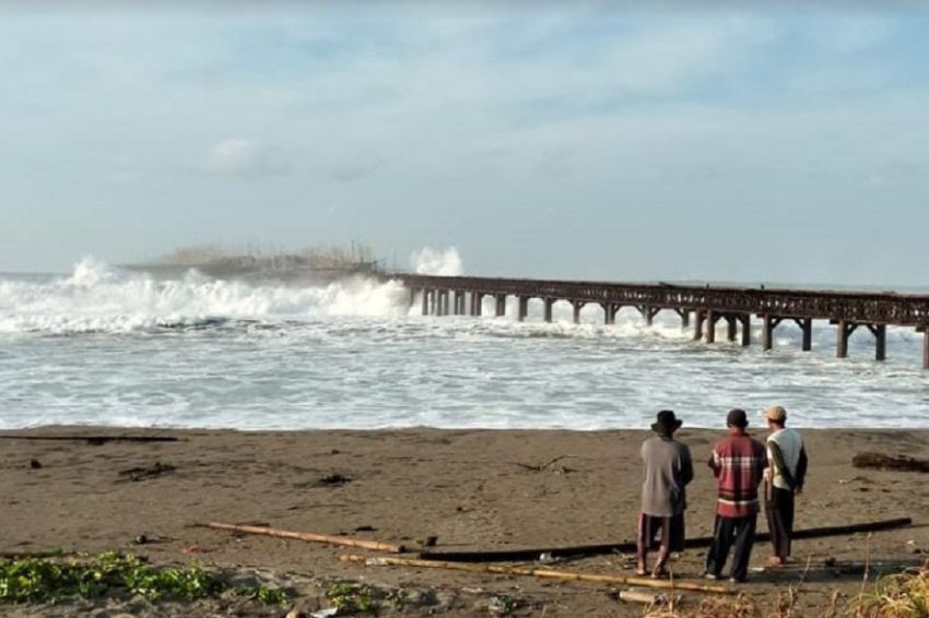 RADIO NEWS 71 Nelayan Sukabumi Terjebak Gelombang Tinggi di Bekas Dermaga, 3 Hilang