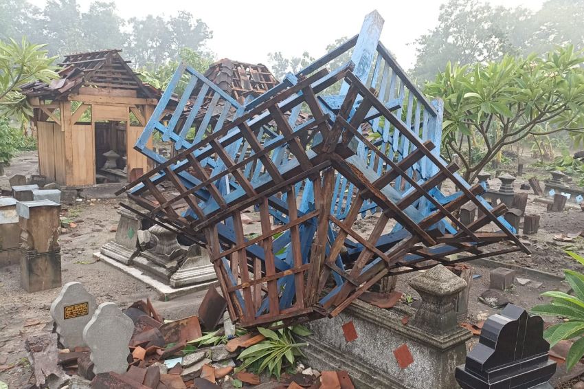 STATION NEWS Angin Puting Beliung Sapu Grobogan, 86 Rumah dan Makam Rusak Parah