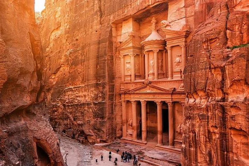 RADIO STATION Arkeolog Temukan Makam Rahasia di Petra, Mirip Setting Film Indiana Jones