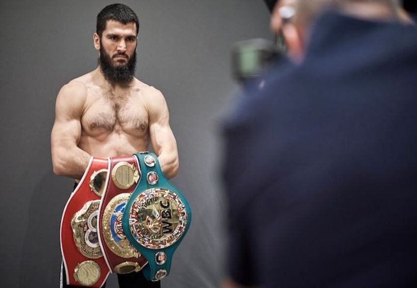 Artur Beterbiev Pun Ogah Mikirin Canelo Atau Benavidez