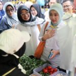 RADIO STATION Blusukan ke Pasar Madrasah Jakbar, Atalia Kamil Beli Bawang Merah hingga Minum Jamu