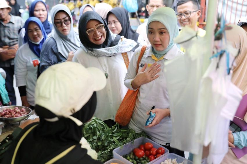 RADIO STATION Blusukan ke Pasar Madrasah Jakbar, Atalia Kamil Beli Bawang Merah hingga Minum Jamu