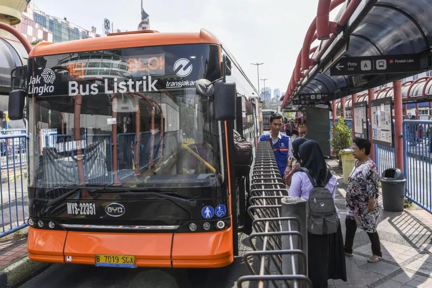 RADIO STATION Bye-bye Bus Berasap! Pemerintah Gencar Dorong Transportasi Umum Full Listrik