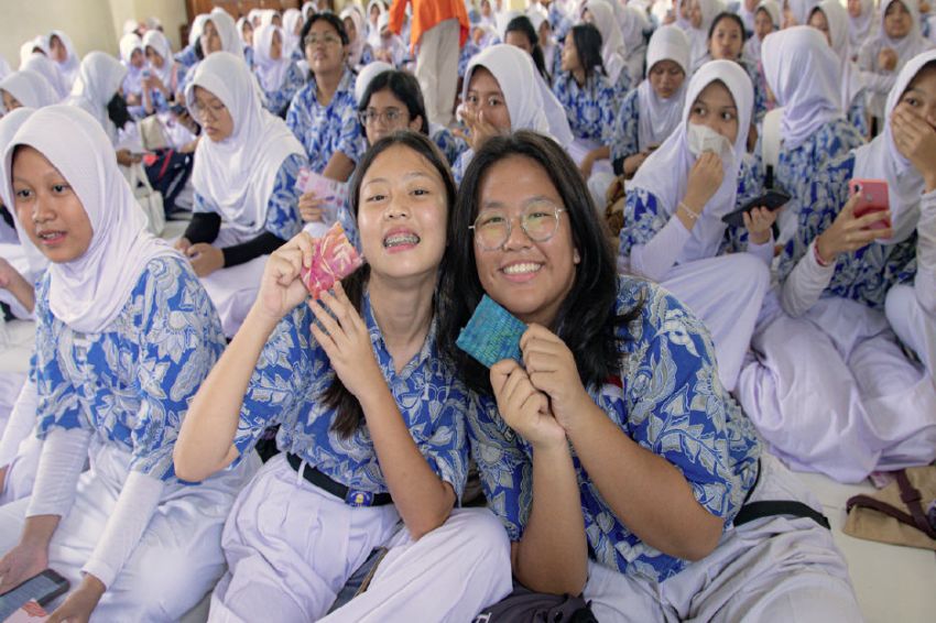 RADIO STATION Dosen Unika Atma Jaya Edukasi Remaja Perempuan tentang Kesehatan Reproduksi