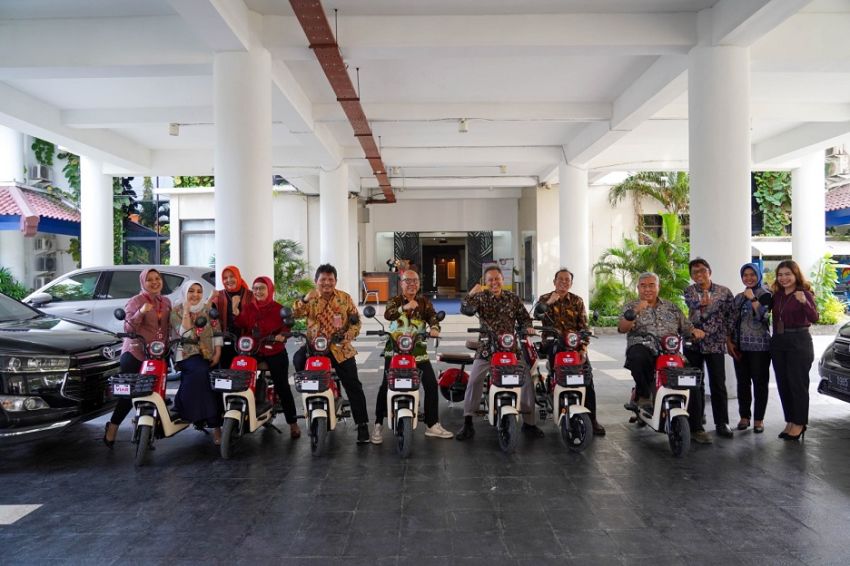 RADIO NEWS Dukung Zero Carbon Emissions, Bank Jatim Berikan 50 Sepeda Listrik ke Unair