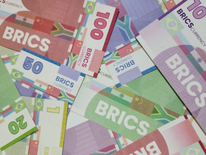 RADIO STATION Gebuk Dolar AS, Ini Keuntungan BRICS Pay vs SWIFT Barat