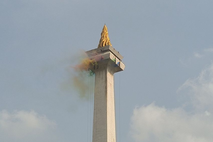 RADIO NEWS HUT ke-79 TNI, Atraksi Pendaki Serbu Terjun dari Monas Bikin Kagum Masyarakat