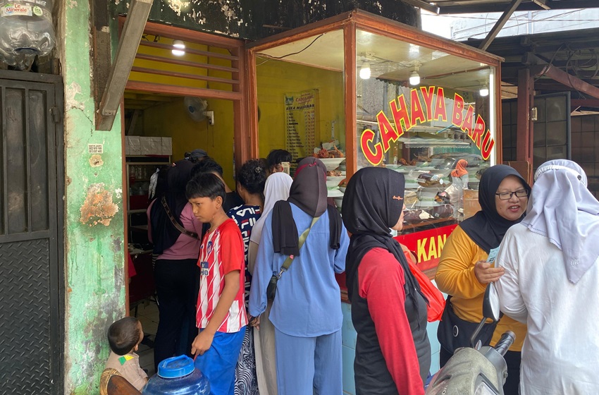 RADIO NEWS Jumat Berkah, Relawan RIDO Bagikan 100 Nasi Padang ke Warga Kemayoran