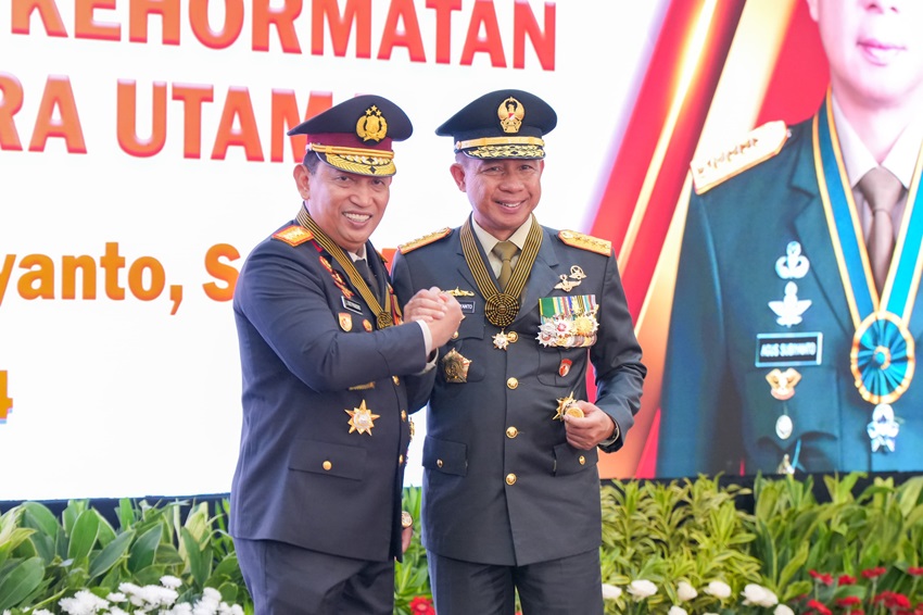 RADIO STATION Kapolri Sematkan Bintang Bhayangkara Utama ke Panglima TNI, Sinergitas Menuju Indonesia Maju