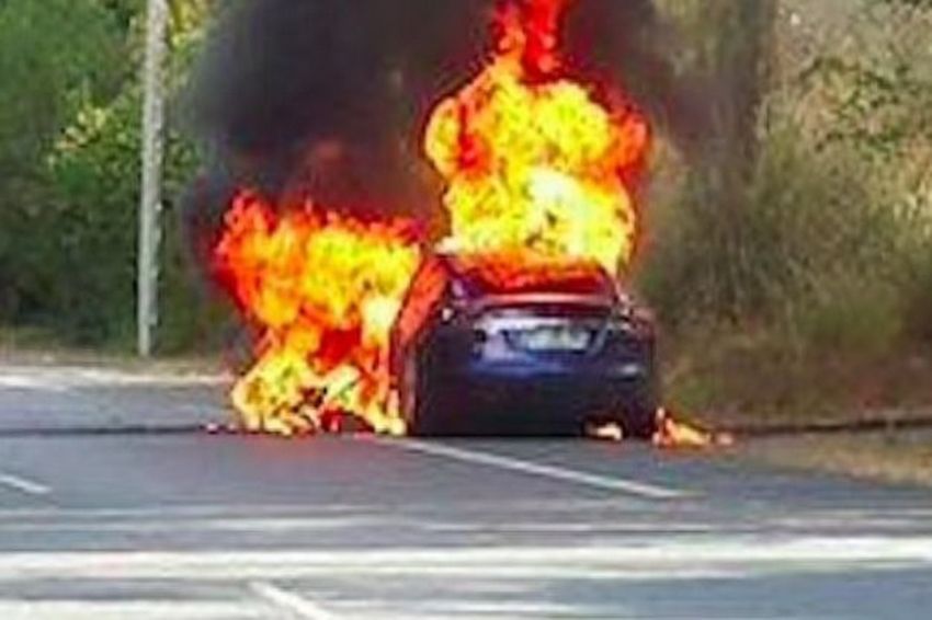 RADIO STATION Klaim Aman, Mobil Listrik Tesla Kembali Terbakar