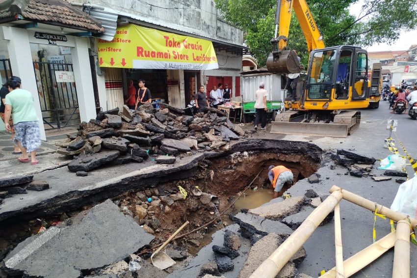 RADIO STATION Penampakan Jalan Protokol Malang Ambles 2 Meter Tergerus Hujan Deras