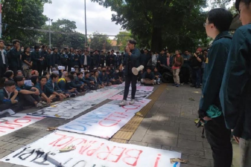 RADIO STATION Polemik UKT ITB, Bayar Kuliah Pakai Pinjol hingga Wajibkan Penerima Beasiswa UKT Kerja Paruh Waktu