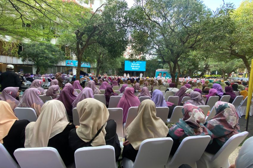 RADIO NEWS Ratusan Ibu Majelis Taklim Deklarasi Dukung Ridwan Kamil-Suswono di Cikini