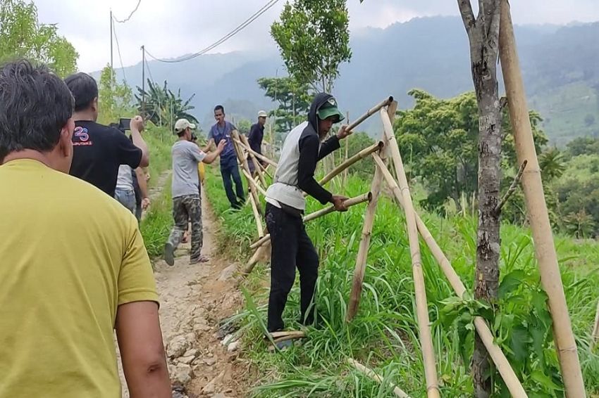 RADIO NEWS Ratusan Petani Ramai-ramai Protes Danramil Pagari Lahan Garapan di Bogor