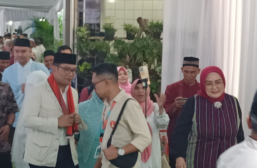 STATION NEWS Ridwan Kamil Diserbu Emak-emak Srengseng Sawah saat Hadiri Maulid Nabi