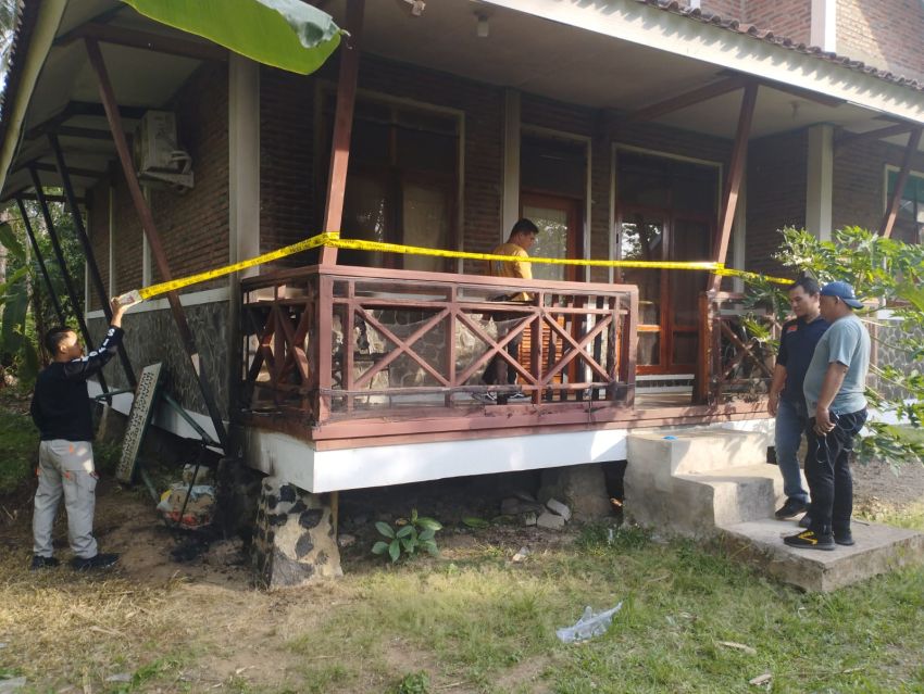 RADIO NEWS Rumah Dinas Kasi PTN Wil II Dibakar, Diduga Buntut Penangkapan 5 Pemburu Burung di TNUK