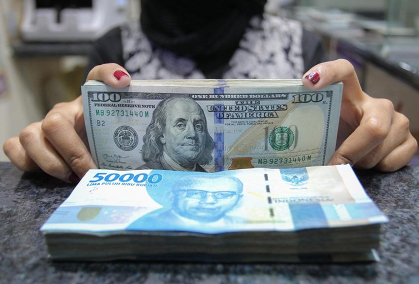 RADIO STATION Rupiah Makin Terkapar, Awal Pekan Tembus Rp15.686 per USD