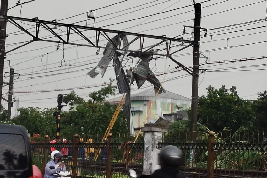 Seng Nyangkut di LAA, Perjalanan KRL Jakarta-Bogor Terganggu