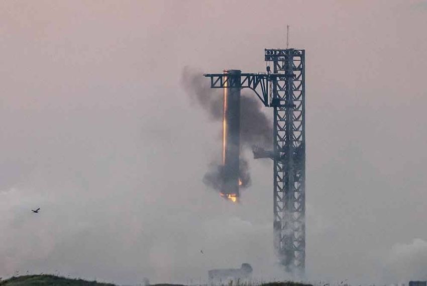 RADIO NEWS SpaceX Berhasil Kembalikan Roket Super Heavy ke Bumi