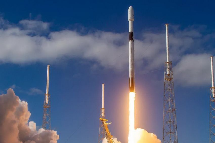 RADIO NEWS SpaceX Meluncurkan 20 Satelit Starlink Sekaligus ke Luar Angkasa