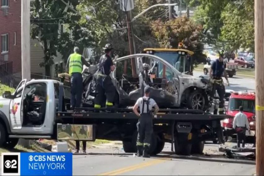 RADIO NEWS Tabrak Gedung, Mobil Listrik Tesla Meledak seperti Bom