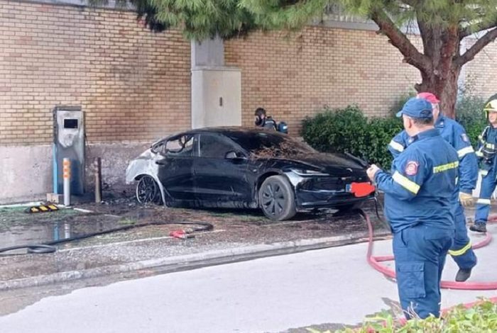 STATION NEWS Tesla Model 3 Terbakar saat Isi Ulang Baterai, Api Sulit Dipadamkan