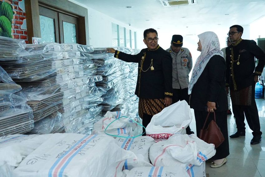 RADIO STATION Tinjau Gudang Logistik Pilkada di Kutim, Akmal: ASN Boleh Berpihak, Tapi di Kotak Suara