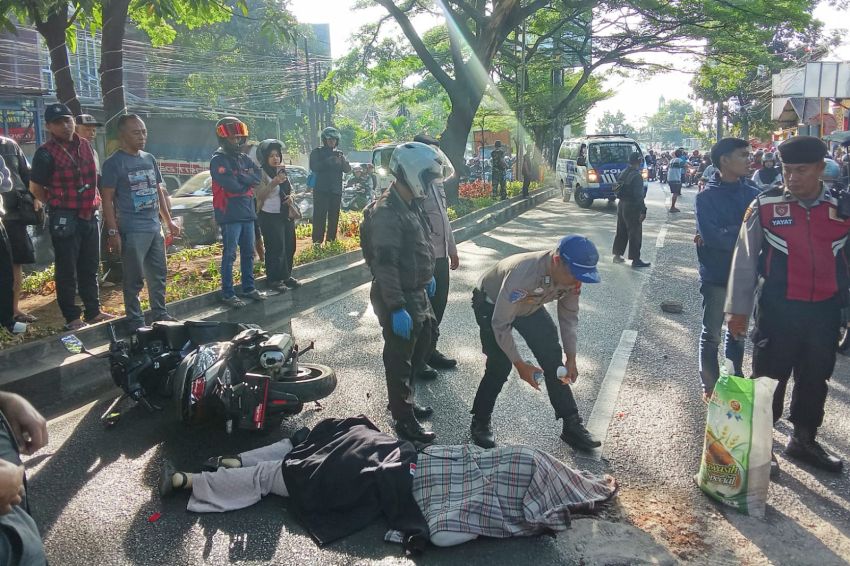 STATION NEWS Tragis! Pemotor Pejuang Rupiah Tewas Terlindas Truk di Jalan Sudirman Bandung