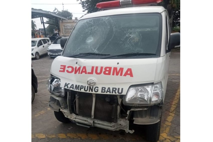 Ugal-ugalan Tabrak Warga, Sopir Ambulans di Jambi Dikeroyok