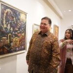 Airlangga Terkesan Lukisan Kamis Pon Jogja di Pameran Seni Cahaya Cita Indonesia