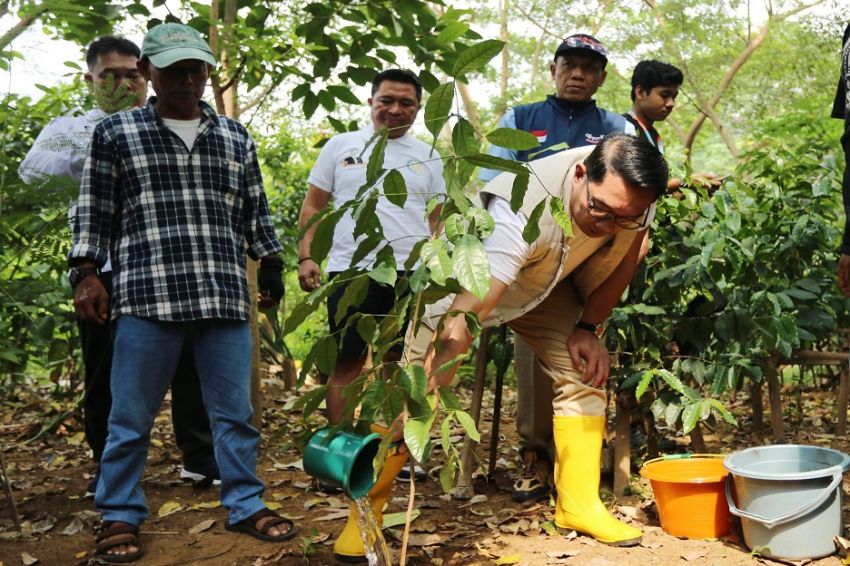 Berkunjung ke Padepokan Ciliwung, Ridwan Kamil Tampung Aspirasi Warga Condet