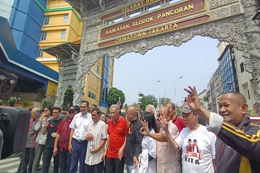 Blusukan di Glodok, Cagub Pramono Cukur Rambut hingga Lepas Burung Gereja