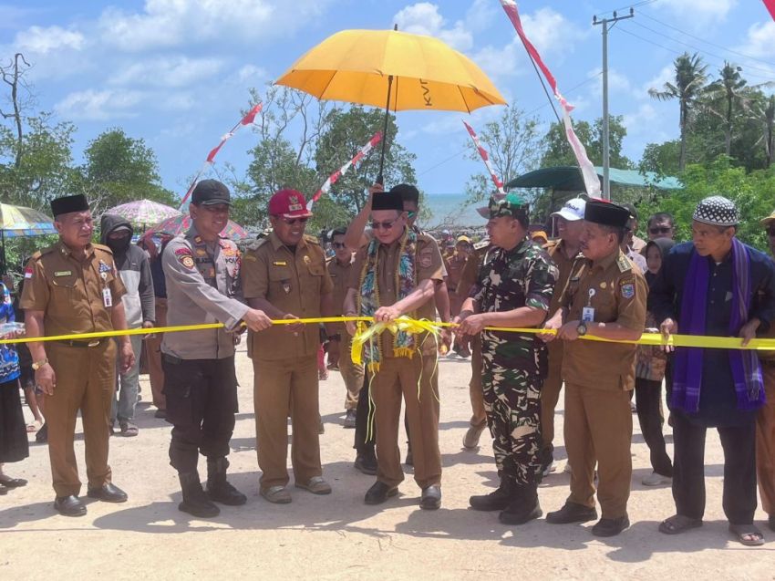 Bupati Kotabaru Resmikan Jembatan Kuning Sejahtera Jaya Abadi