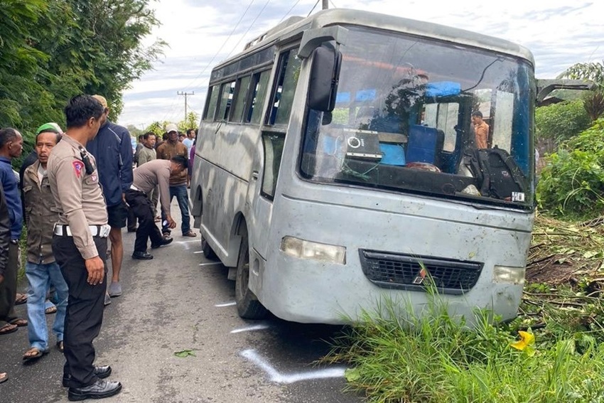 Bus Berisi Anak Sekolah Terguling di Siborongborong, 1 Siswi Tewas