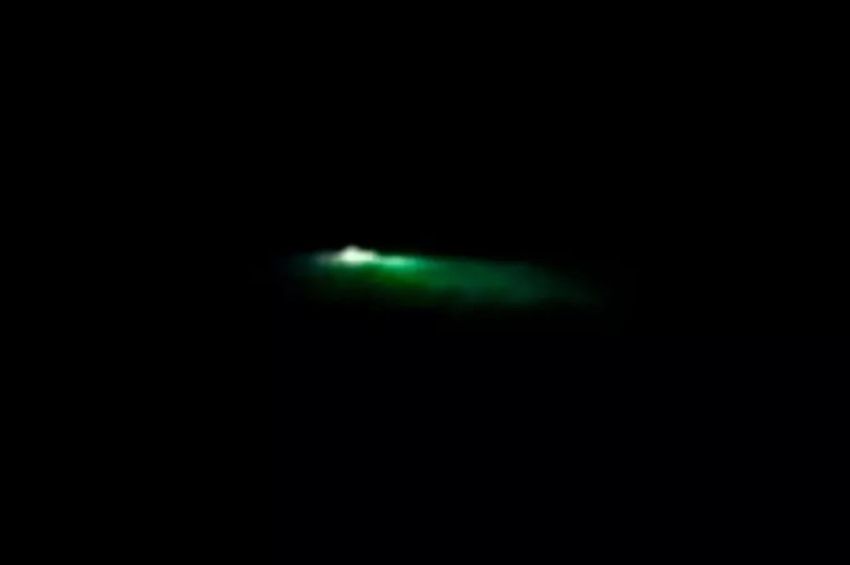 Cahaya Hijau Jatuh di Laut, Ahli: Itu UFO karena Tidak Berasap