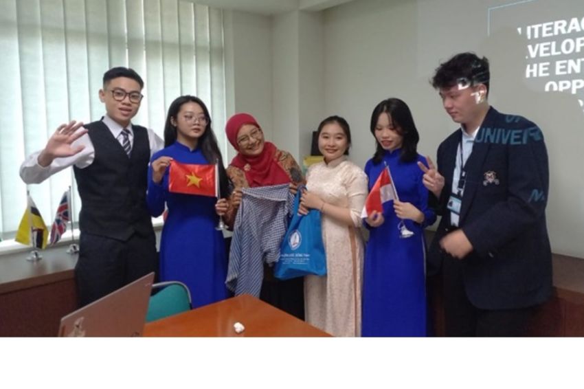 Dosen UNJ Gelar Pelatihan Website Weebly untuk Tingkatkan ICT Literacy Mahasiswa Vietnam