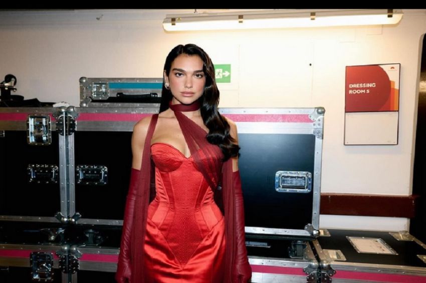 Dua Lipa Ngaku Sudah Tiba di Jakarta sebelum Konser Dibatalkan