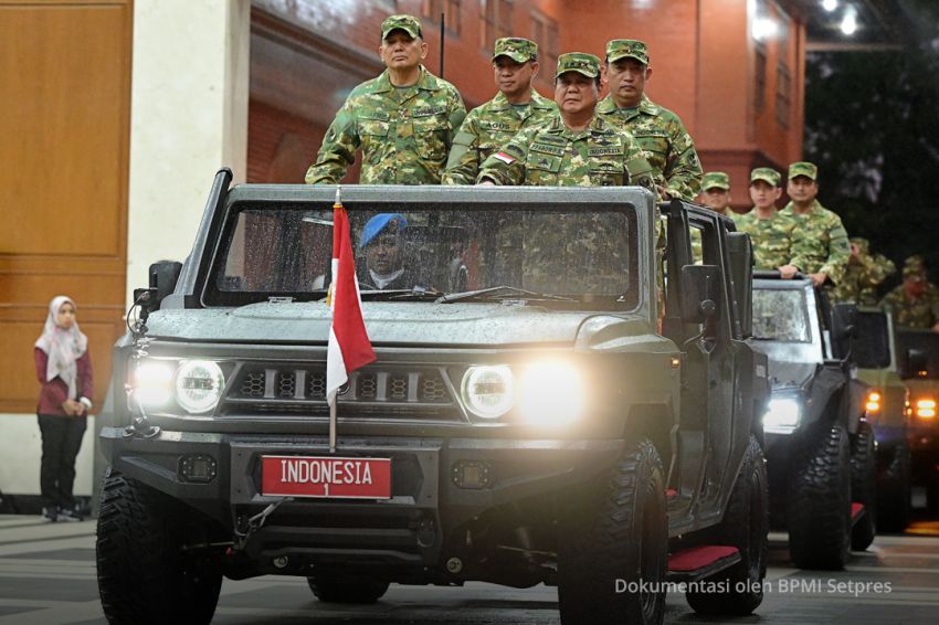 Gagah di Parade Senja, Prabowo Tinjau Pasukan Akmil dengan Maung MV3 Irup yang Tangguh