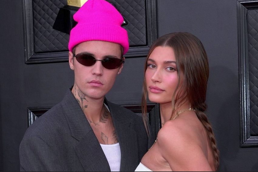 Hailey Bieber Posting Foto Justin Bieber Bertelanjang Dada Sambil Acungkan Jari Tengah, Apa Artinya?