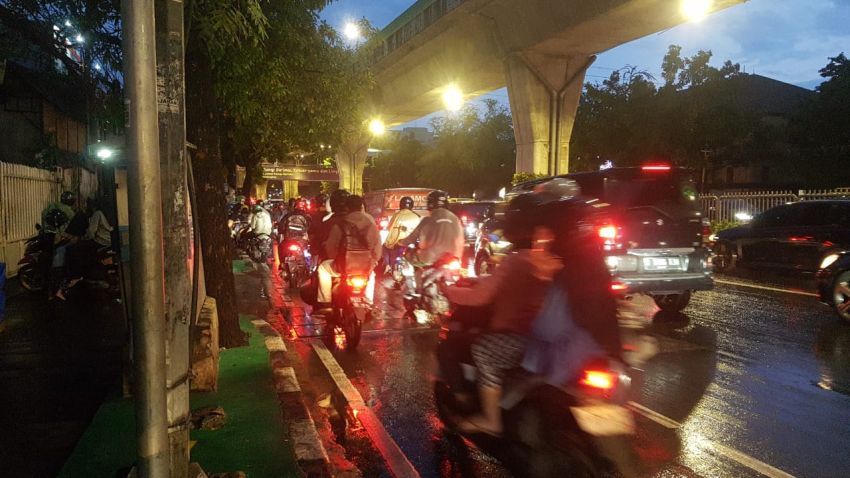 Hati-hati Bikers! Berteduh di Kolong Jembatan saat Hujan Bisa Masuk Penjara