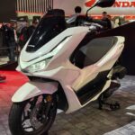 Honda PCX 2025: Skutik Gambot dengan Layar 5 Inci dan Konsumsi BBM 47,6 km/liter!