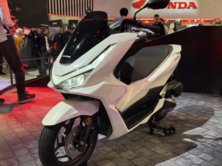 Honda PCX 2025: Skutik Gambot dengan Layar 5 Inci dan Konsumsi BBM 47,6 km/liter!