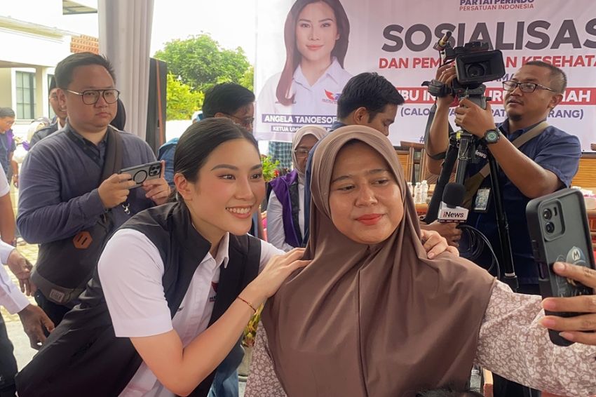 Ketua Umum Perindo Angela Tanoesoedibjo Jadi Rebutan Selfie Warga Kabupaten Tangerang