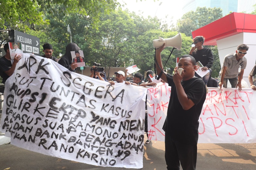 Massa Gelar Aksi di KPK, Pertanyakan Kasus Dugaan Korupsi e-KTP dan Alkes Banten