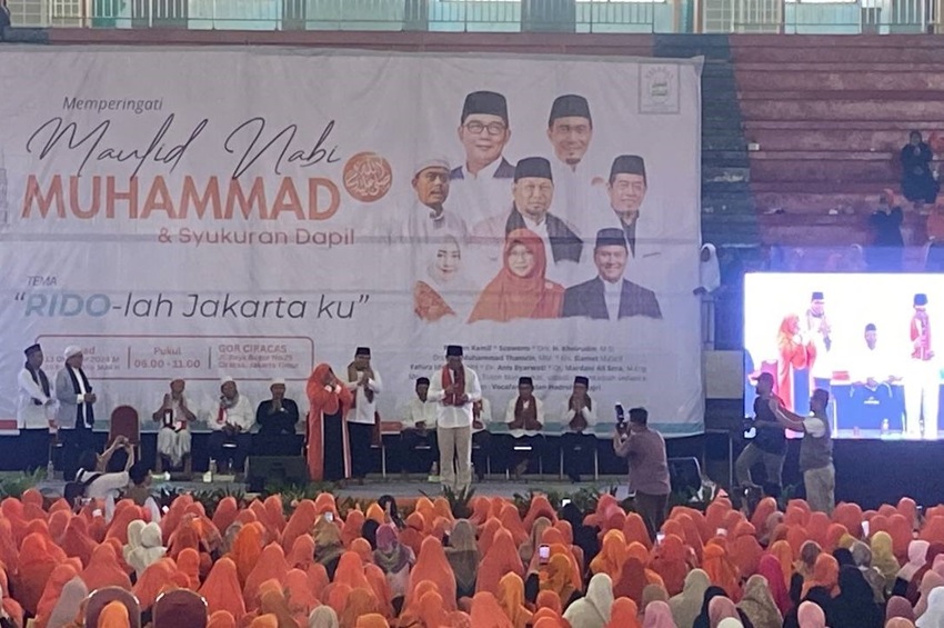 Momen Ridwan Kamil Beri Hadiah Umrah ke Jemaah Maulid Nabi di Ciracas