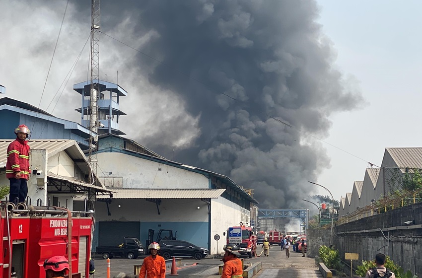 Pabrik di Bekasi Kebakaran, Asap Tebal Membubung Tinggi