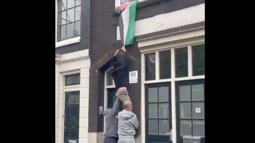 Para Perusuh Israel Merusak Bendera Palestina, Picu Bentrok di Amsterdam