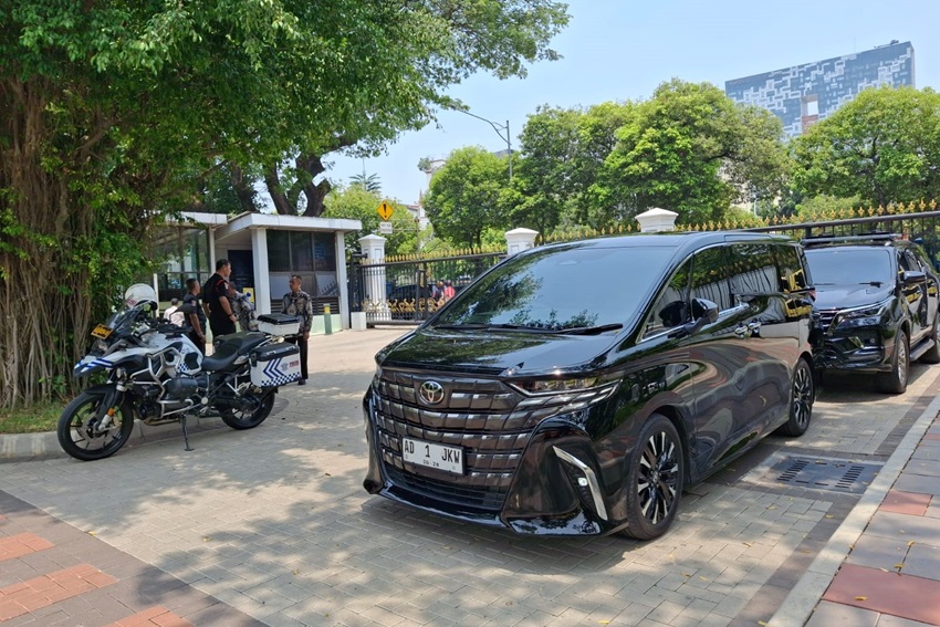 Penampakan Mobil Pensiun Jokowi, Alphard Hitam AD 1 JKW