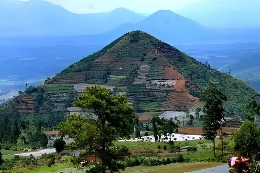 Piramida Gunung Padang Diklaim Dibangun Bukan oleh Manusia?